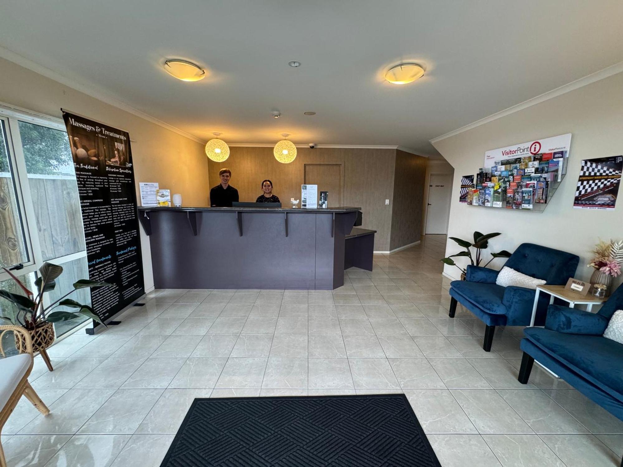 B-ks Premier Motel